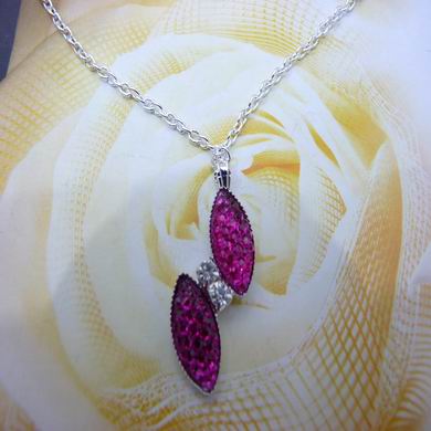 靓丽女孩镶钻项链	