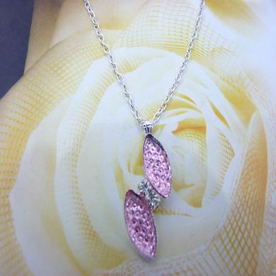 靓丽女孩镶钻项链	