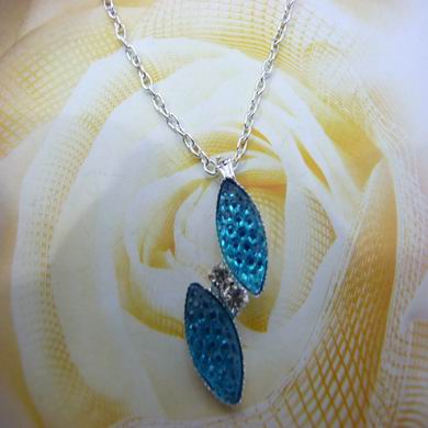 靓丽女孩镶钻项链