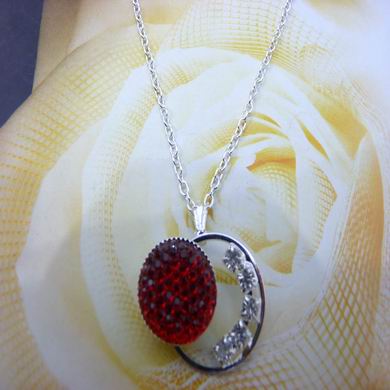 靓丽女孩镶钻项链	