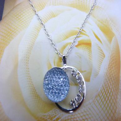 靓丽女孩镶钻项链	