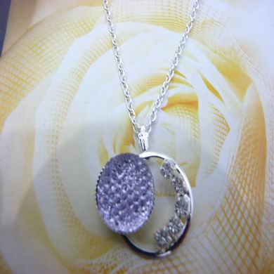 靓丽女孩镶钻项链	