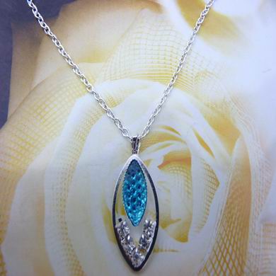 靓丽女孩镶钻项链	