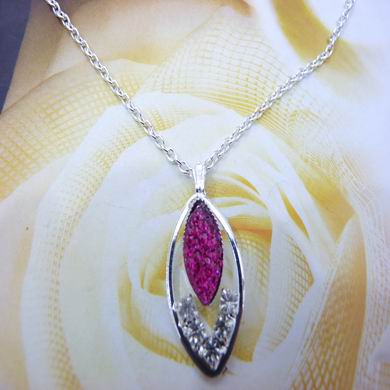 靓丽女孩镶钻项链	