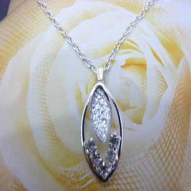 靓丽女孩镶钻项链	