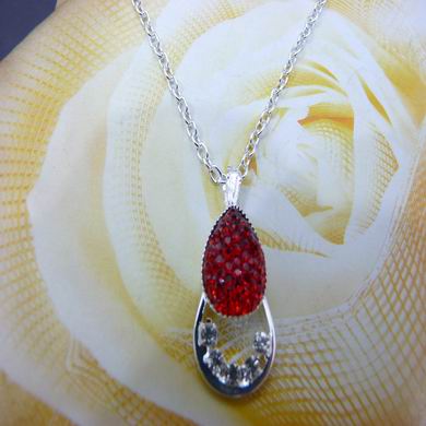 靓丽女孩镶钻项链	