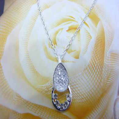 靓丽女孩镶钻项链	