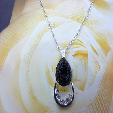 靓丽女孩镶钻项链	