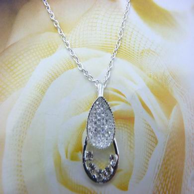 靓丽女孩镶钻项链