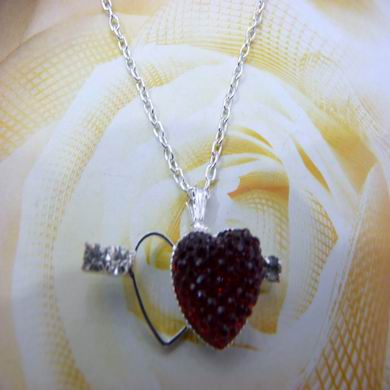 靓丽女孩镶钻项链	