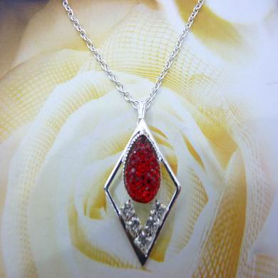 靓丽女孩镶钻项链