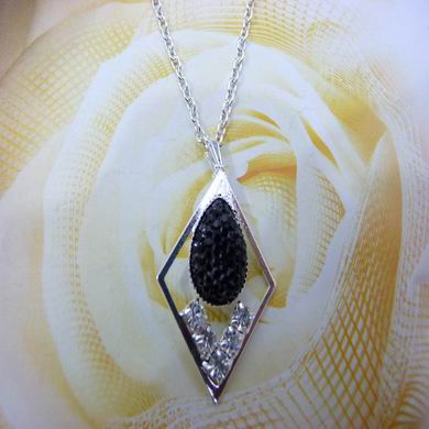 靓丽女孩镶钻项链	