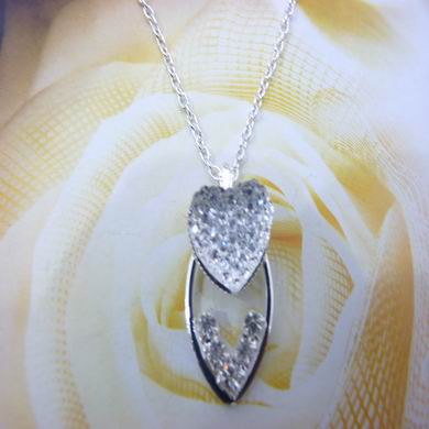 靓丽女孩镶钻项链