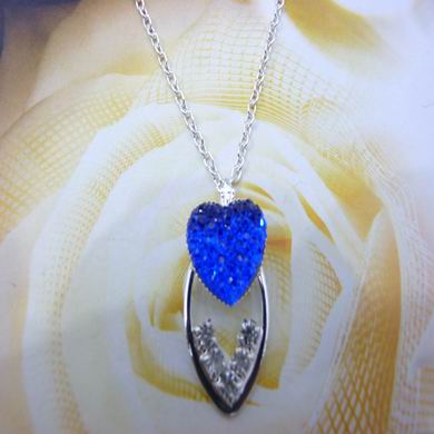 靓丽女孩镶钻项链	