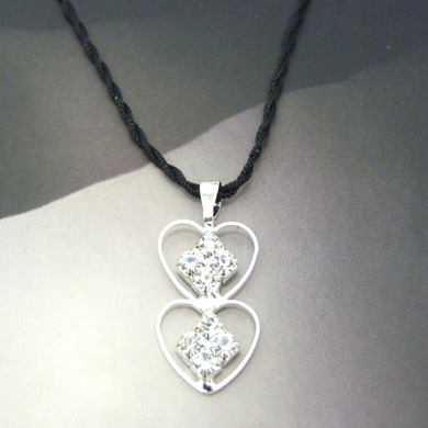 复古靓钻白金坠项链	