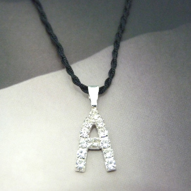 复古靓钻白金坠项链	