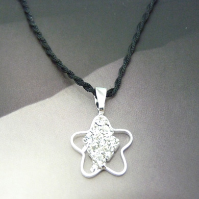 复古靓钻白金坠项链	