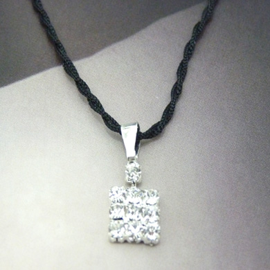 复古靓钻白金坠项链	