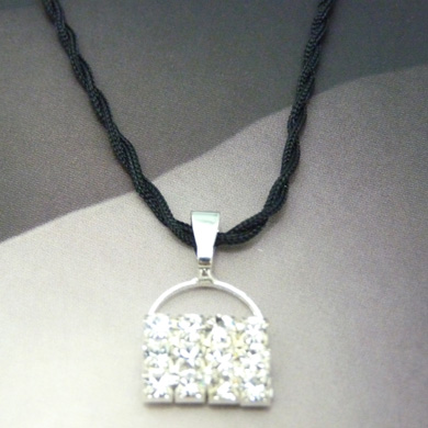 复古靓钻白金坠项链	