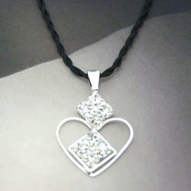 复古靓钻白金坠项链	