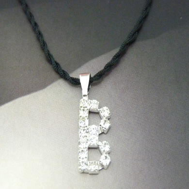 复古靓钻白金坠项链	