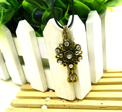 镶钻不掉色裸色猫眼石 14k金幸运花锁骨链女项链