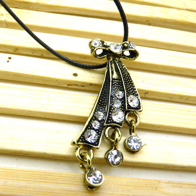 镶钻不掉色裸色猫眼石 14k金幸运花锁骨链女项链	