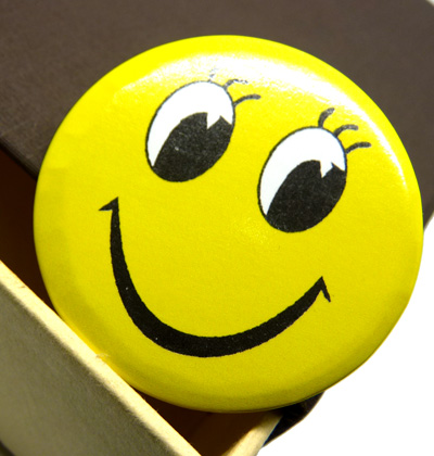 笑脸徽章 笑脸胸针 笑脸胸牌 卡通胸章	