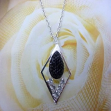 靓丽女孩镶钻项链	