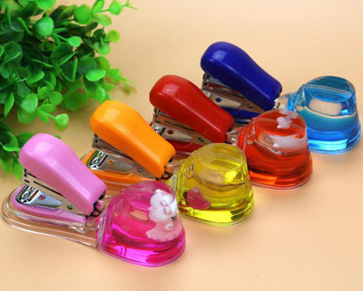 新奇特订书机 独一无二的订书机和摆件 批发