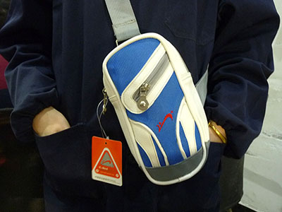 特价处理贵人鸟斜挎包PU腰包 旅行包